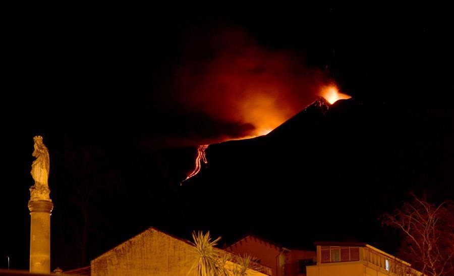 El Etna sigue en erupción y cierra el espacio aéreo