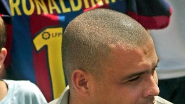 Un niño con la camiseta de Ronaldinho, protagonista en una entrevista a Ronaldo