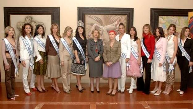 Luzardo recibe a las doce candidatas a Reina del Carnaval, "doce chicas que tienen mucha ilusión"