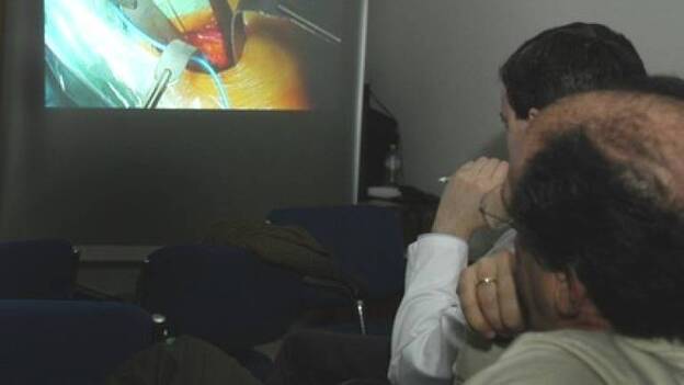 Hospital Servet Zaragoza implanta nuevo modelo prótesis lumbar