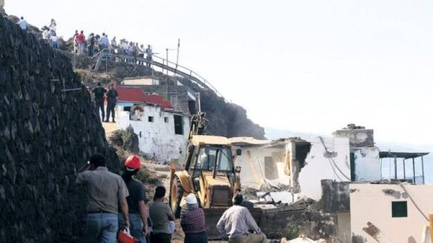 Caen las primeras casas de El Sauzal a pesar de las protestas