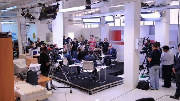 Los candidatos ocupan sus asientos