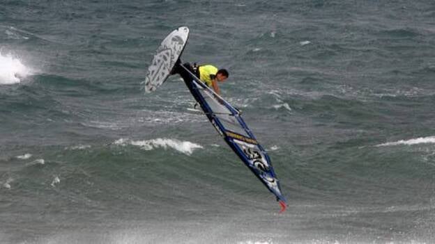 La competición de olas acapara el protagonismo en el Mundial de Windsurf de Pozo Izquierdo
