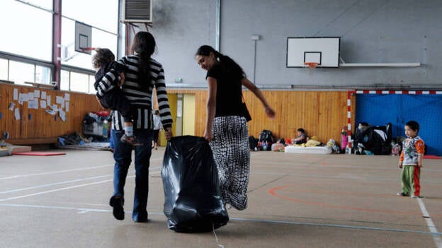 Francia deporta a un primer grupo de gitanos a Rumanía