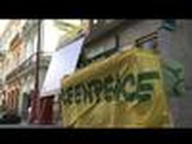 Voluntarios de Greenpeace piden en la calle Triana una moratoria a los pozos petrolíferos