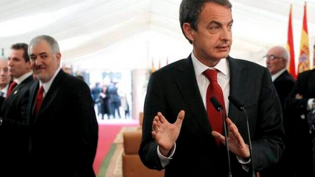 Zapatero defiende la gestión de la crisis y no descarta prorrogar el estado alarma