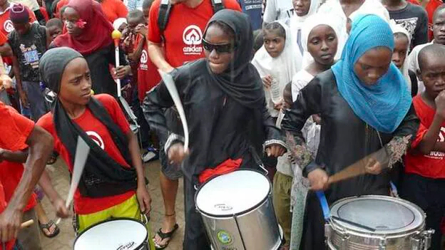 La música de percusionistas canarios amplía la sonrisa en huérfanos de Kenia