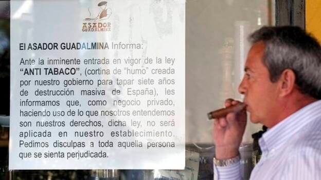 Un asador de Marbella anuncia en el local que no aplicará la Ley antitabaco