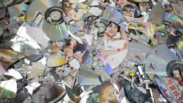 Libros y discos quemados por la policía