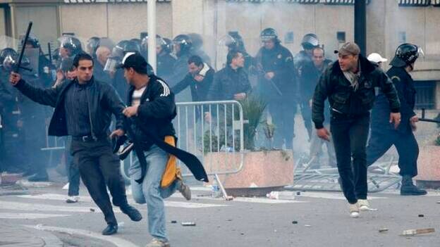 Cargan contra manifestación en Túnez que pedía disolución partido del poder