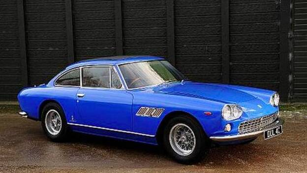 El Ferrari de John Lennon se descuelga de una gran subasta de coches en París