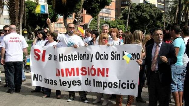 Empresarios canarios exigen zonas para fumar sin servicio y sin menores