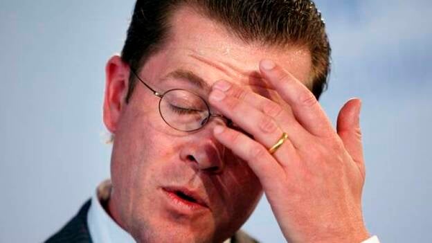 El ministro alemán de Defensa presenta su dimisión por escándalo de plagios