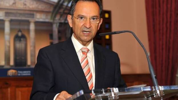 Castro suspende el pleno por un enfado de un diputado del PP que pedía la palabra