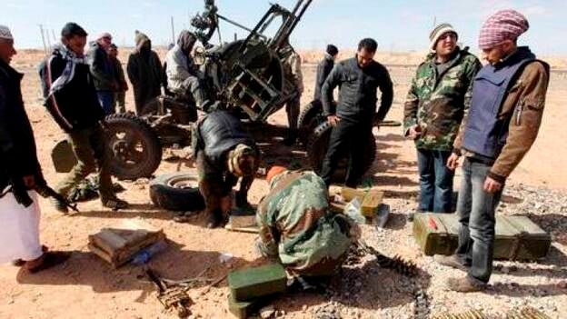 La OTAN amenaza a Gadafi con una intervención internacional si sigue atacando