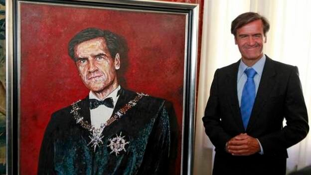 López Aguilar se autorretrata en un lienzo que esconde una rosa