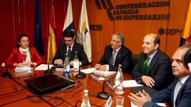 Soria: «Recortar la administración crea empleo»