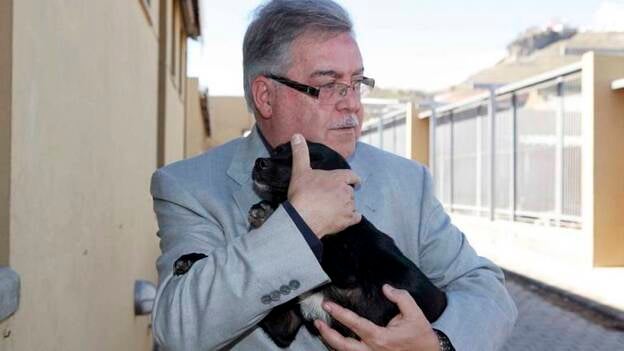 Bravo de Laguna (PP) visita el Albergue Insular de Recogida de Animales
