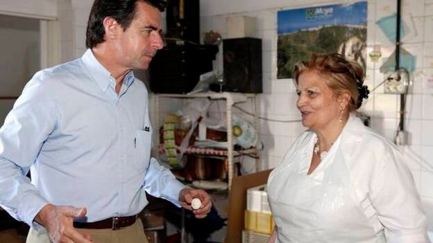 Soria y Bravo de Laguna (PP), en la fábrica de Bizcochos de Moya