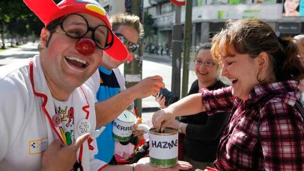 'Invasión Circense' reparte mil narices de payaso en la capital grancanaria