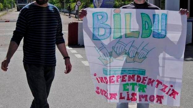 El etarra Ander Errandonea exhibe una pancarta de Bildu al salir de la cárcel