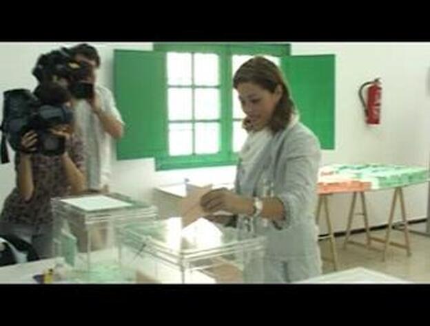 Astrid Pérez (PP) vota en Lanzarote