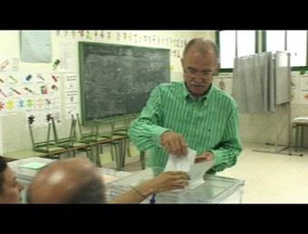 Cándido Reguera (PP) vota en Arrecife de Lanzarote