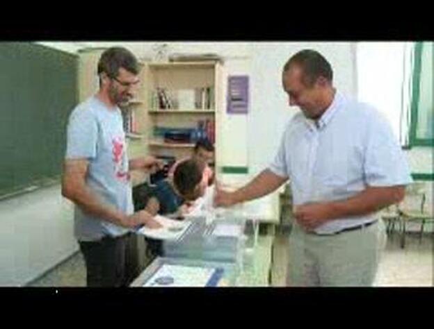 Imágenes de las votaciones de Fabián Martín (PIL) y Carlos Espino (PSOE) en Teguise, Lanzarote