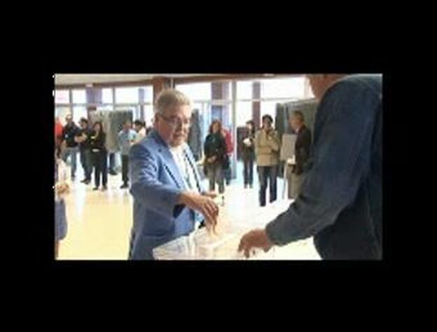 José Miguel Bravo de Laguna (PP) vota en el Colegio Garoé de Monte Lentiscal