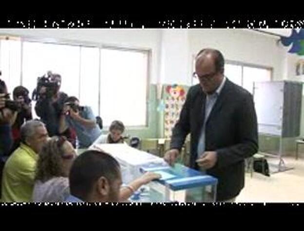 El candidato socialista al Cabildo de La Palma, Anselmo Pestana, vota en Santa Cruz de La Palma