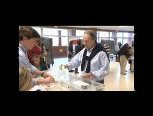 Alvaro Padrón vota en Santa Brígida