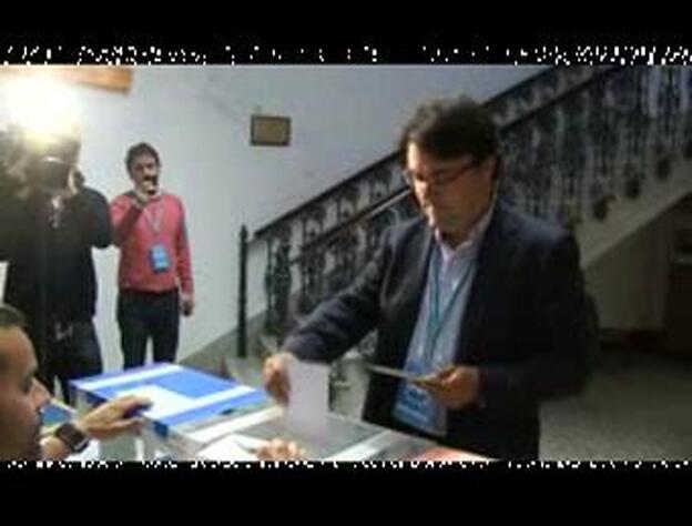 Asier Antona, candidato del Partido Popular al Cabildo de La Palma, vota en la capital de la isla