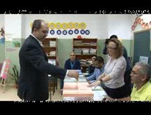 Juan Ramón Felipe, candidato de CC al Ayuntamiento de Santa Cruz de La Palma, acude a votar