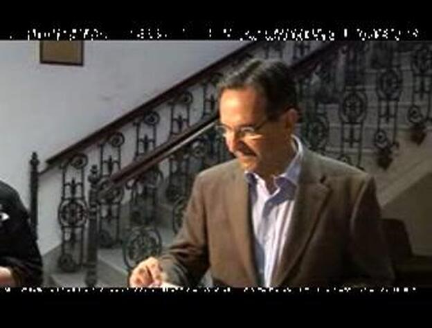 El presidente del Parlamento de Canarias, Antonio Castro, vota en La Palma