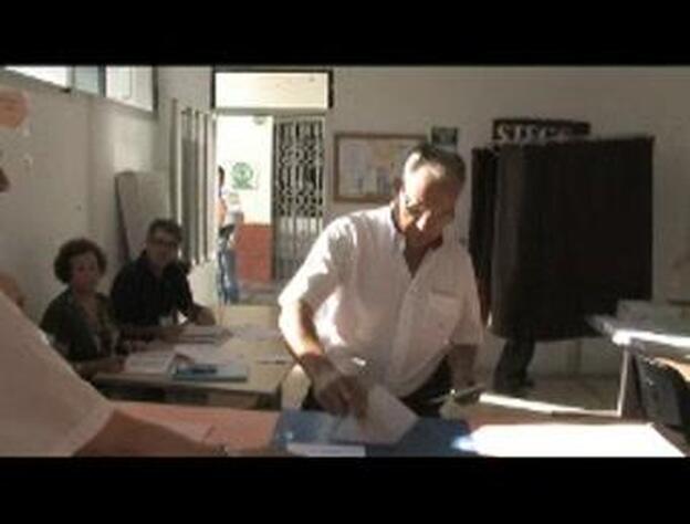 Casimiro Curbelo (PSOE) vota en La Gomera