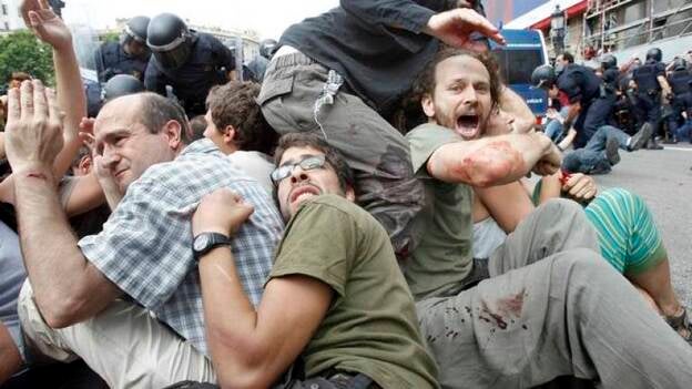 Un centenar de heridos en la intervención policial en plaza Catalunya