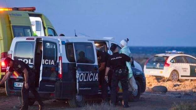 Un padre y sus cuatro hijos, rescatados de un velero encallado por Pozo Izquierdo