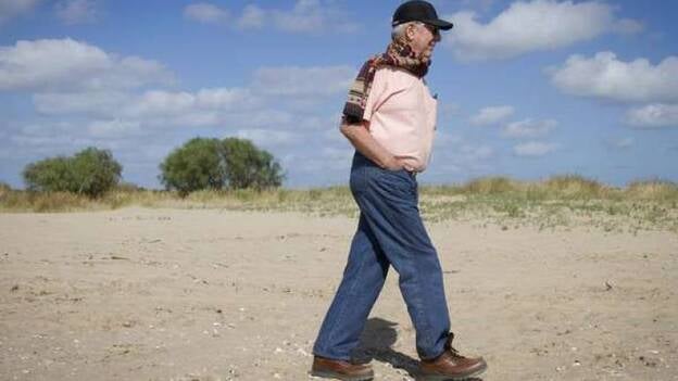 Vargas Llosa inicia el camino del Rocío con la hermandad de Sanlúcar