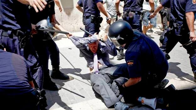 Carga policial contra los 'indignados' de Valencia