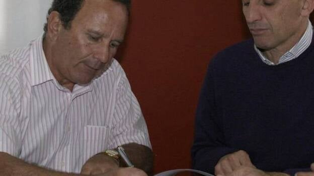 El municipio de Valsequillo se une a la red de recogida selectiva de ropa y calzado con la firma de un convenio con la empresa Martínez Cano.