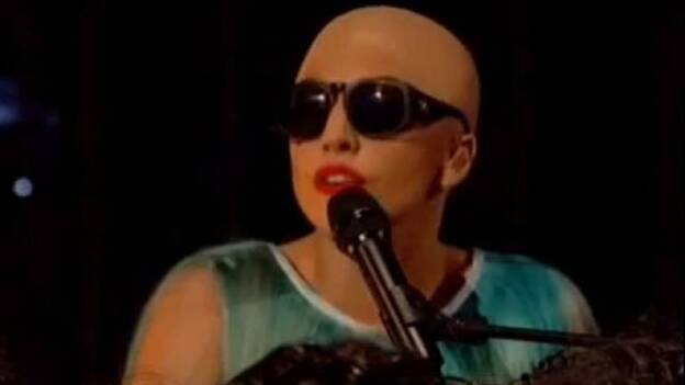 Lady Gaga se queda calva en una actuación