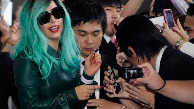 Lady gaga causa furor en Japón