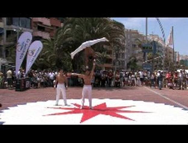 Circo Mundial celebra un pasacalles por el paseo de Las Canteras