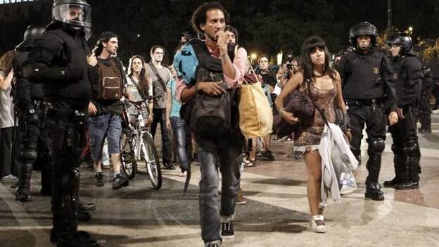 La Policía desaloja a los indignados acampados en la plaza de Catalunya