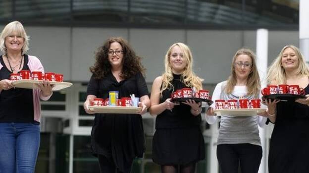 'News of the world' prepara su última edición mientras llega Murdoch