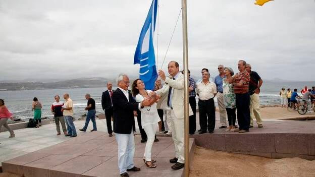 Cardona iza las Banderas Azules en Las Canteras