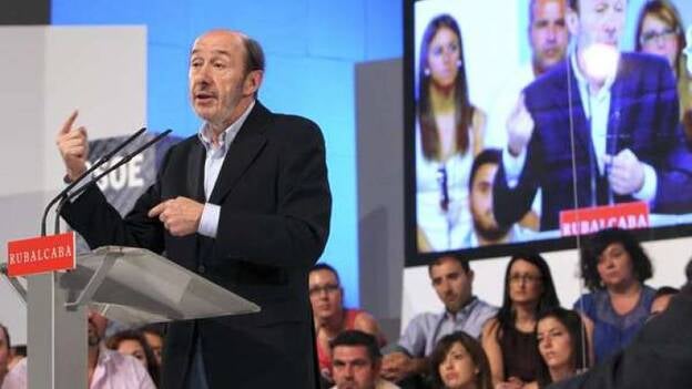 Rubalcaba ve "justo" pedir un esfuerzo a la banca cuando acabe la reestructuración