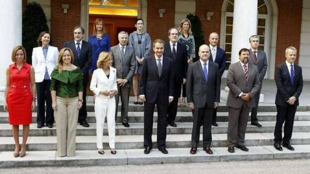 Zapatero posa con su nuevo Gabinete tras la salida de Rubalcaba del Gobierno