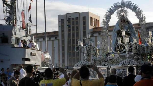 La Isleta lleva a la Virgen entre las olas