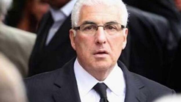 El padre de Amy Winehouse regala la ropa de su hija a los fans